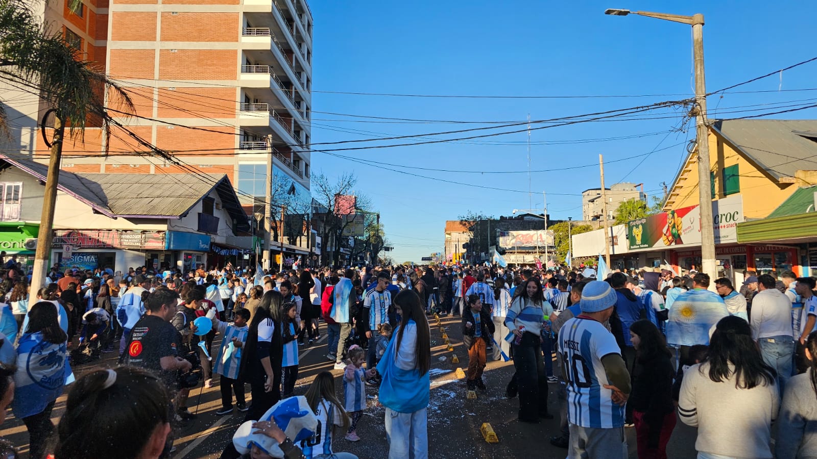 Una multitud copó el centro de Eldorado para celebrar el pase de Argentina a cuartos de final 4